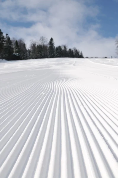Faixas em pistas de esqui no belo dia ensolarado de inverno — Fotografia de Stock