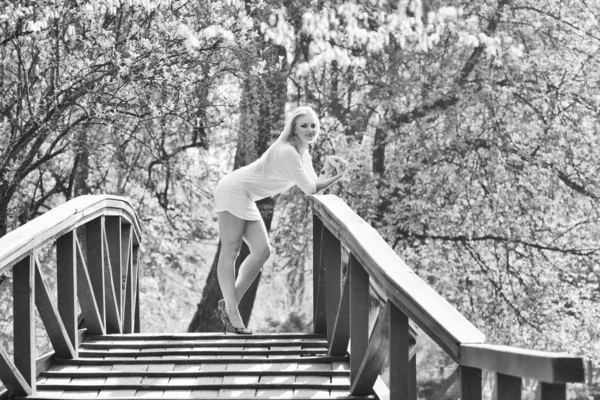Sexy jovem mulher ao ar livre posando — Fotografia de Stock