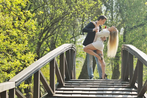 Pareja romántica enamorada al aire libre —  Fotos de Stock