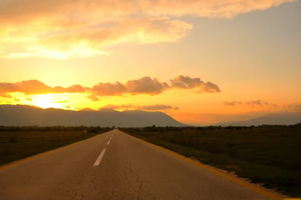 Countryroad äventyr med vacker solnedgång — Stockfoto