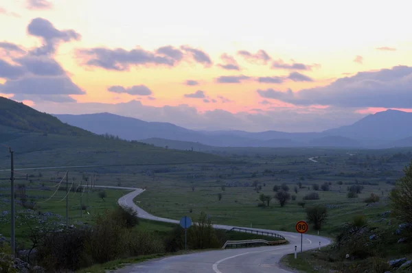 Countryroad avontuur met prachtige zonsondergang — Stockfoto