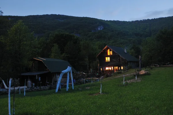 Trä landsbygden hus i natt — Stockfoto