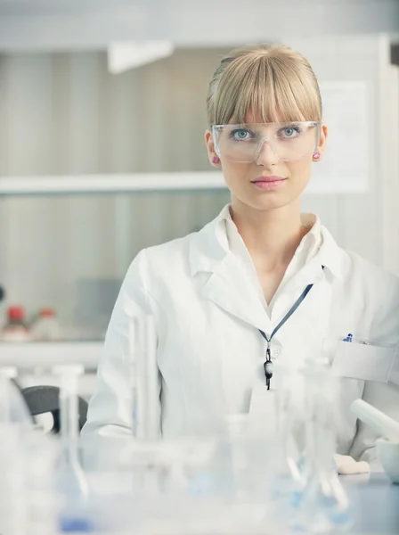 Жінка-дослідник тримає пробірку в лабораторії — стокове фото