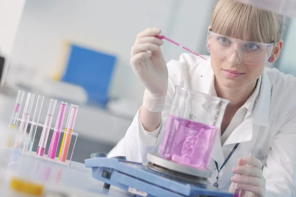 Výzkumnice drží zkumavku v laboratoři — Stock fotografie