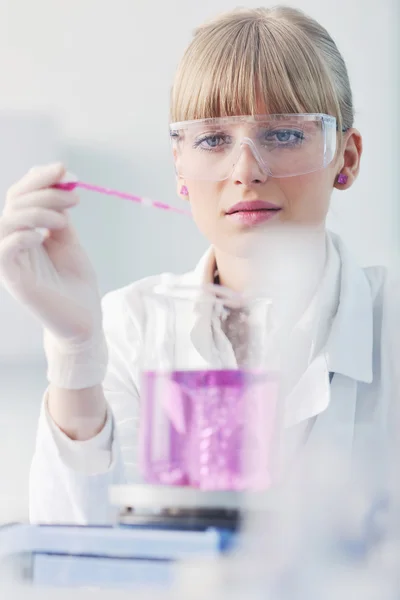 Vrouwelijke onderzoeker houdt een reageerbuis in het lab — Stockfoto