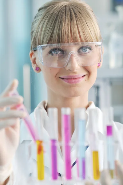 Výzkumnice drží zkumavku v laboratoři — Stock fotografie