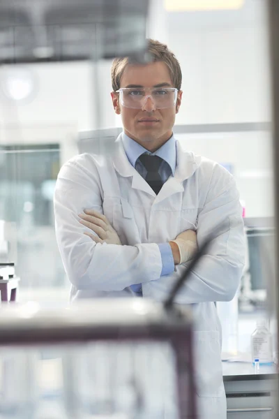 Doctor científico en laboratorio —  Fotos de Stock