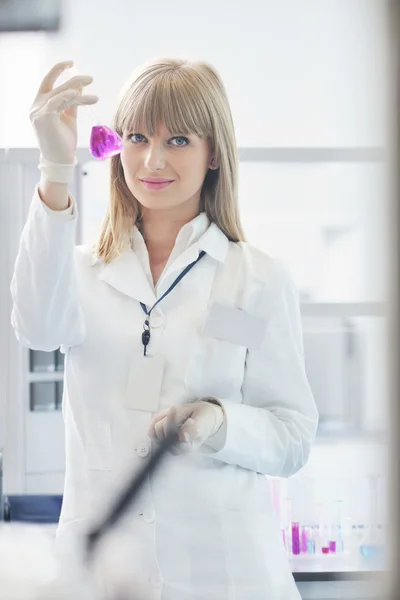 Investigadora feminina a segurar um tubo de ensaio no laboratório — Fotografia de Stock