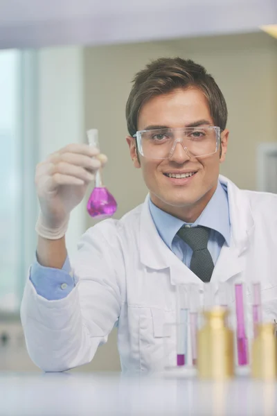 Doctor científico en laboratorio — Foto de Stock
