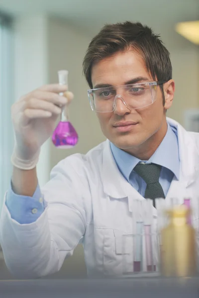 Medico scienziato in laboratorio — Foto Stock
