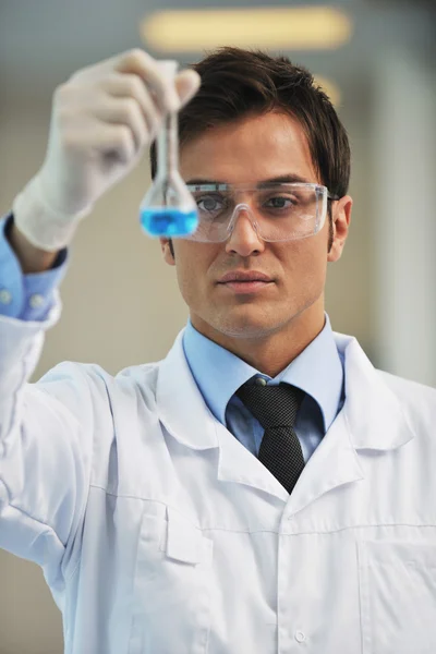 Medico scienziato in laboratorio — Foto Stock