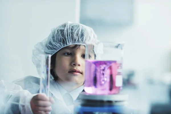 Kleiner Kinderforscher im Labor — Stockfoto