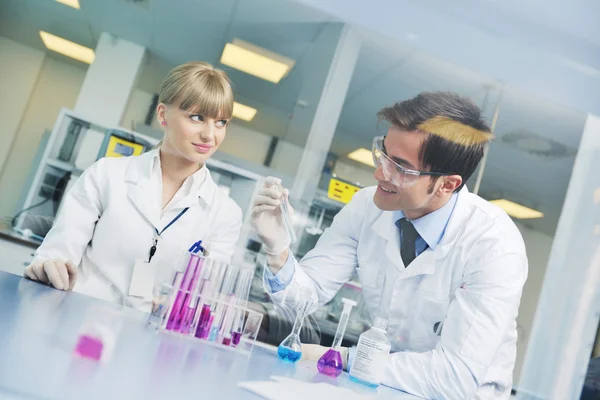 Ciencia en laboratorio brillante — Foto de Stock