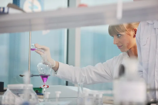 Ciencia en laboratorio brillante —  Fotos de Stock