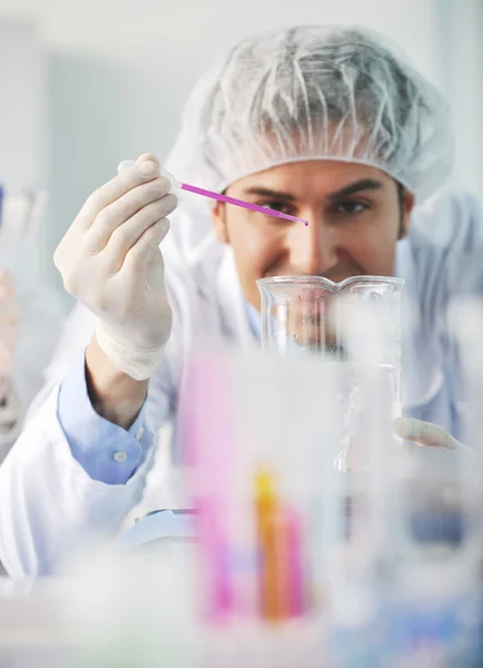 Forschung und Wissenschaft im Labor — Stockfoto