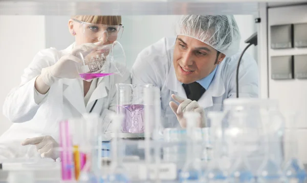 Ciencia en laboratorio brillante — Foto de Stock