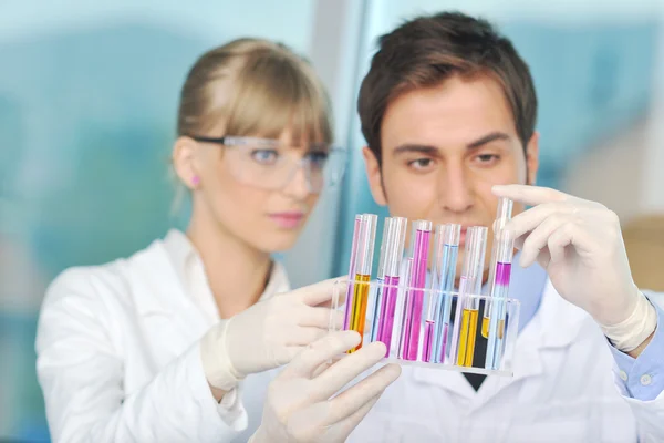Wetenschap in heldere lab — Stockfoto