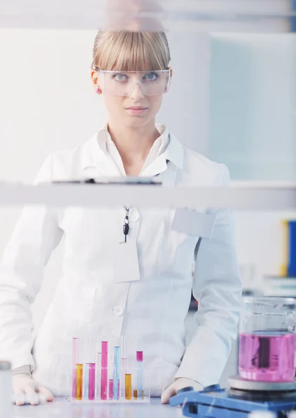 Forscherin hält Reagenzglas im Labor hoch — Stockfoto
