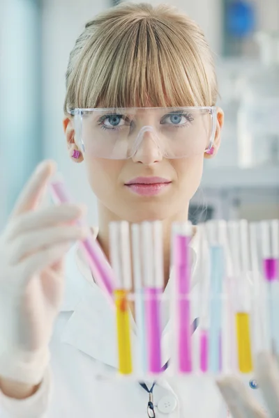 Kvinnlig forskare håller upp ett provrör i labbet — Stockfoto
