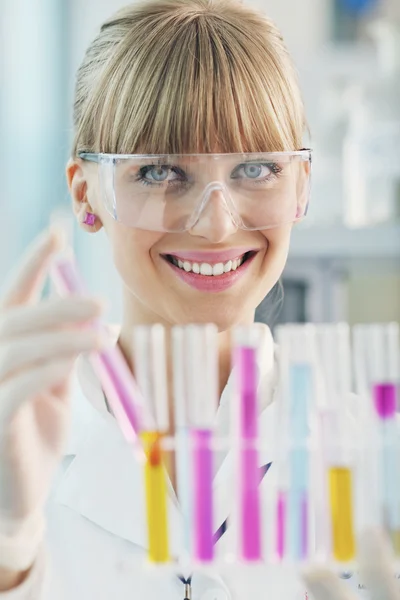 Bayan araştırmacı laboratuarda bir test tüpü tutuyor. — Stok fotoğraf
