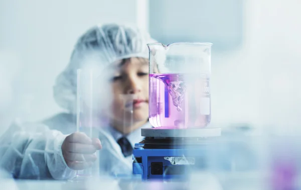 Piccolo bambino scienziato in laboratorio — Foto Stock
