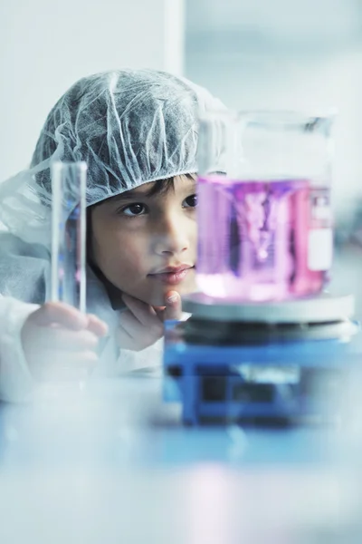 Piccolo bambino scienziato in laboratorio — Foto Stock