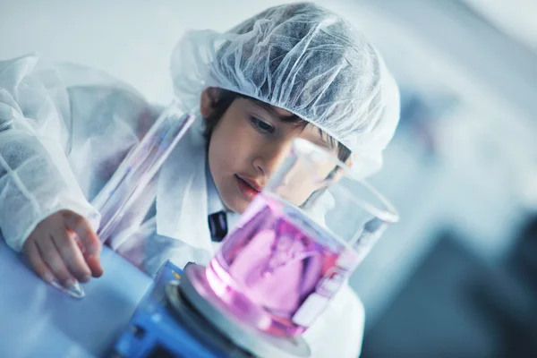 Criança cientista em laboratório — Fotografia de Stock