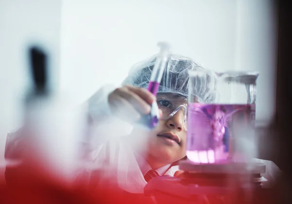 Pequeño niño científico en laboratorio — Foto de Stock