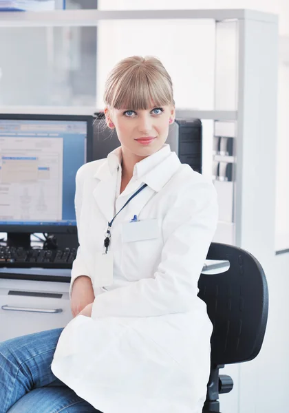 Vrouwelijke onderzoeker houdt een reageerbuis in het lab — Stockfoto