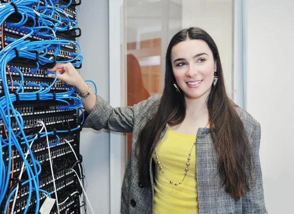 Mujer ingeniero en la sala de servidores de red —  Fotos de Stock