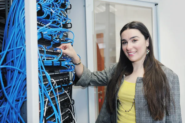 Žena to inženýr v místnosti serveru sítě — Stock fotografie