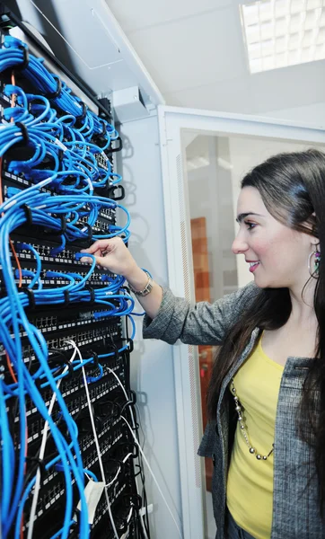 Γυναίκα αυτό μηχανικός στο δωμάτιο διακομιστή δικτύου — Φωτογραφία Αρχείου