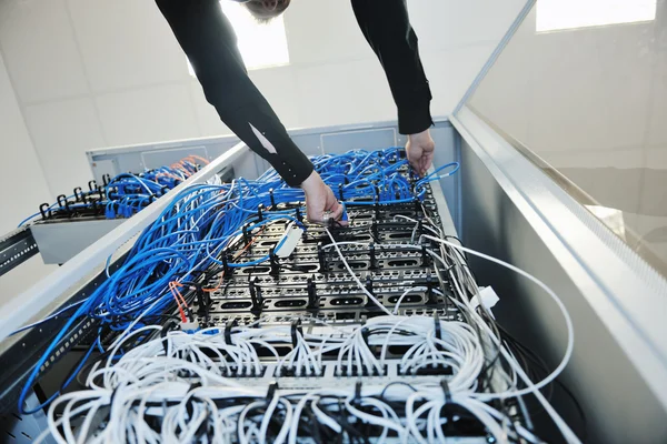 Giovane engeneer in data center server room — Foto Stock