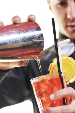 Beyaz arka plan üzerinde izole barmen portre