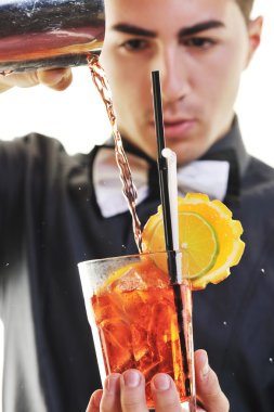 Beyaz arka plan üzerinde izole barmen portre