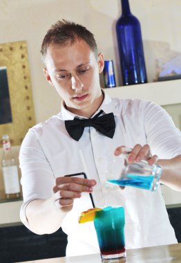 Pro barmen partisi içki kokteyl hazırlamak