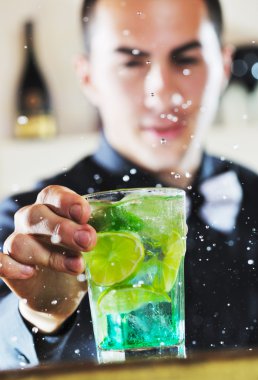 Pro barmen partisi içki kokteyl hazırlamak