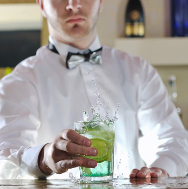 Pro barmen partisi içki kokteyl hazırlamak