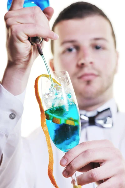 Pro barman preparar bebida de cóctel en la fiesta —  Fotos de Stock