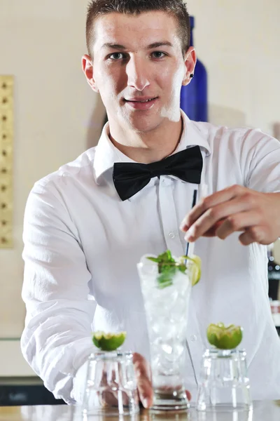 Профессиональный бармен готовит коктейль на вечеринке — стоковое фото