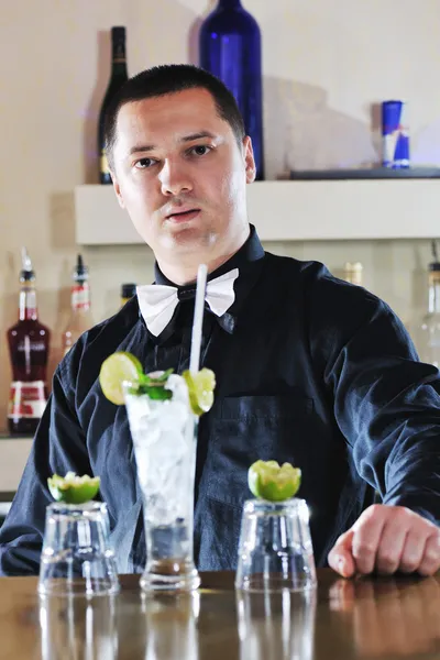 Profi-Barmann bereitet Coctail-Drink auf Party zu — Stockfoto