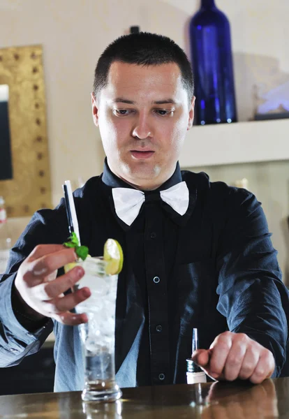 Pro barman préparer coctail boisson sur la fête — Photo