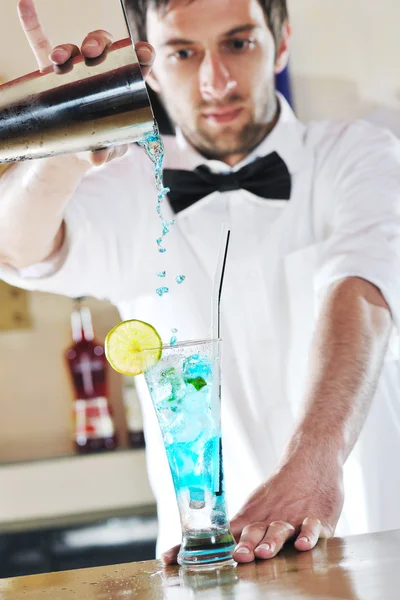 Pro barman prepare coctail drink on party — Stock Photo, Image