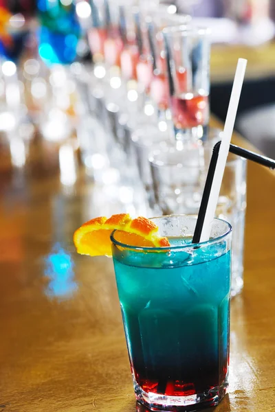 Свіжий коктейльний напій у нічному барі — стокове фото