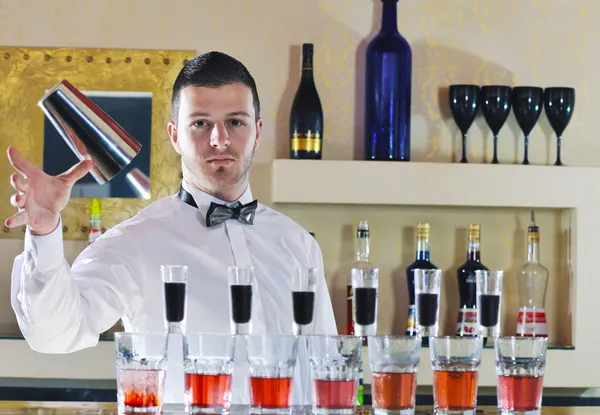 Profi-Barmann bereitet Coctail-Drink auf Party zu — Stockfoto