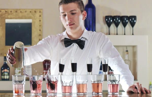 Pro Бармен готує коктейльний напій на вечірці — стокове фото