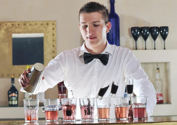 Профессиональный бармен готовит коктейль на вечеринке — стоковое фото