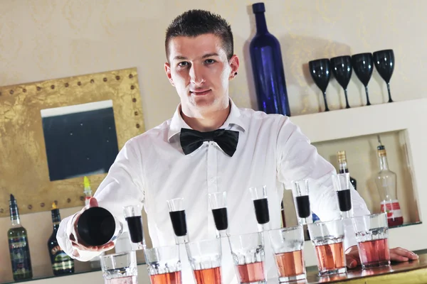 Pro bartender förbereda coctail dryck på party — Stockfoto