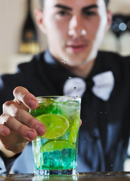 Pro barman preparar bebida de cóctel en la fiesta — Foto de Stock