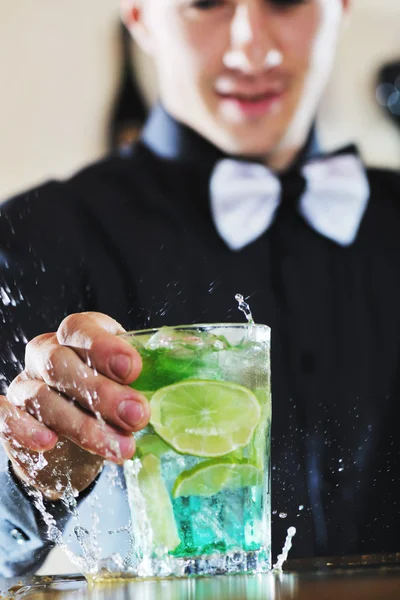 Pro barman preparar bebida de cóctel en la fiesta — Foto de Stock